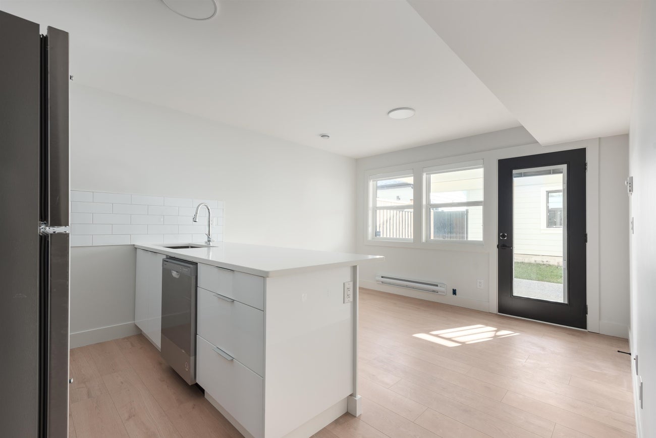 644A Girard Avenue - Coquitlam West Single Family Residence for Sale, 4 Bedrooms (R3029200) #31
