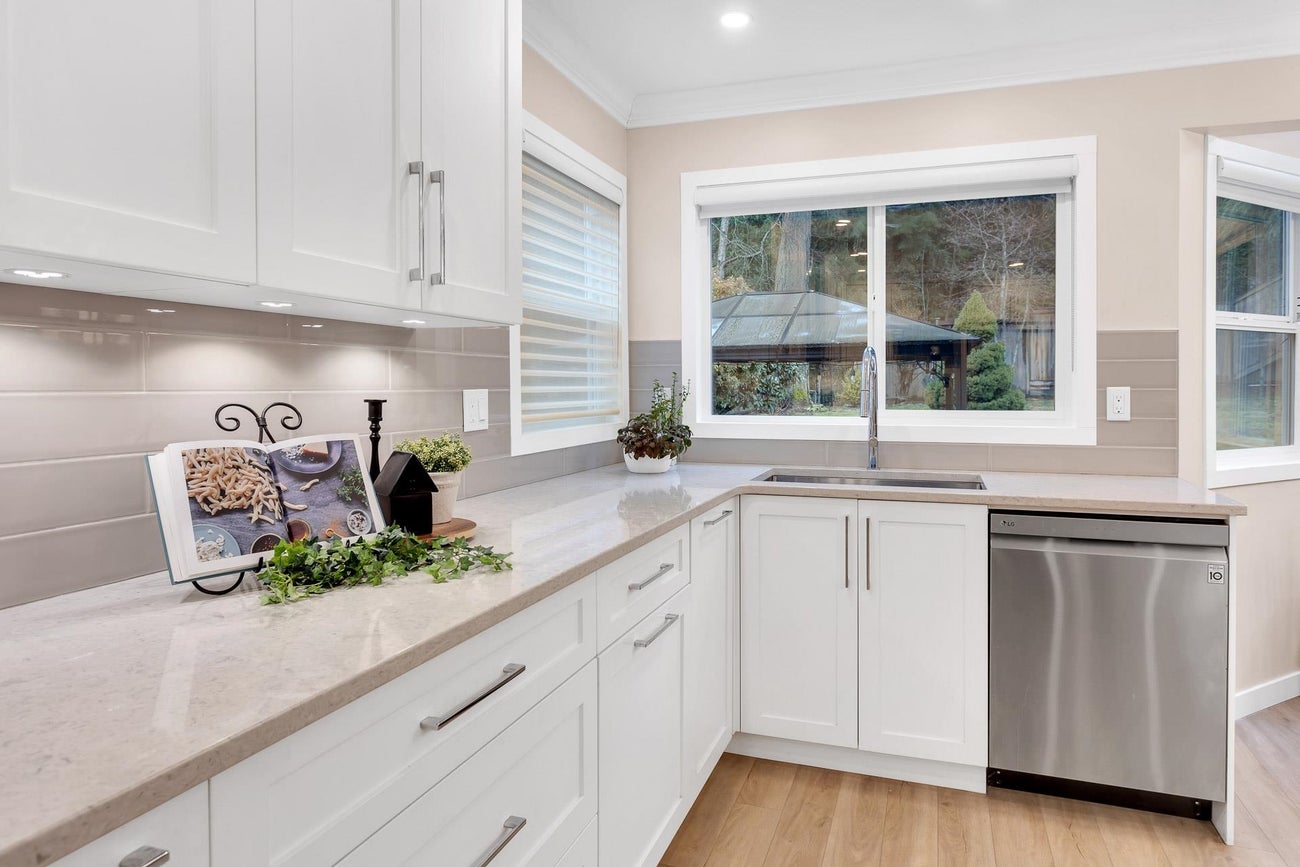 2443 Leclair Drive - Coquitlam East Single Family Residence for Sale, 6 Bedrooms (R3030001) #12