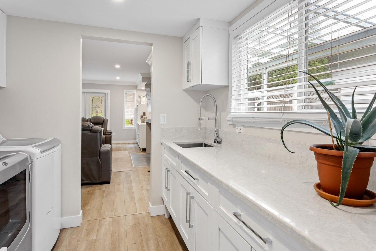 2443 Leclair Drive - Coquitlam East Single Family Residence for Sale, 6 Bedrooms (R3030001) #19