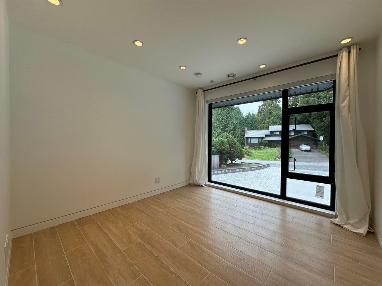 8258 Burnlake Drive - Government Road Single Family Residence for Sale, 4 Bedrooms (R3033653)# - 23