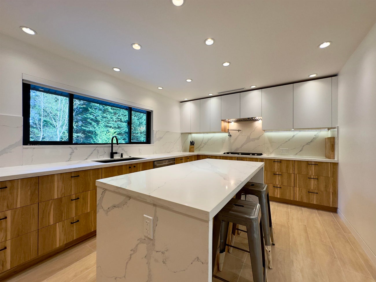 8258 Burnlake Drive - Government Road Single Family Residence for Sale, 4 Bedrooms (R3033653)# - 28