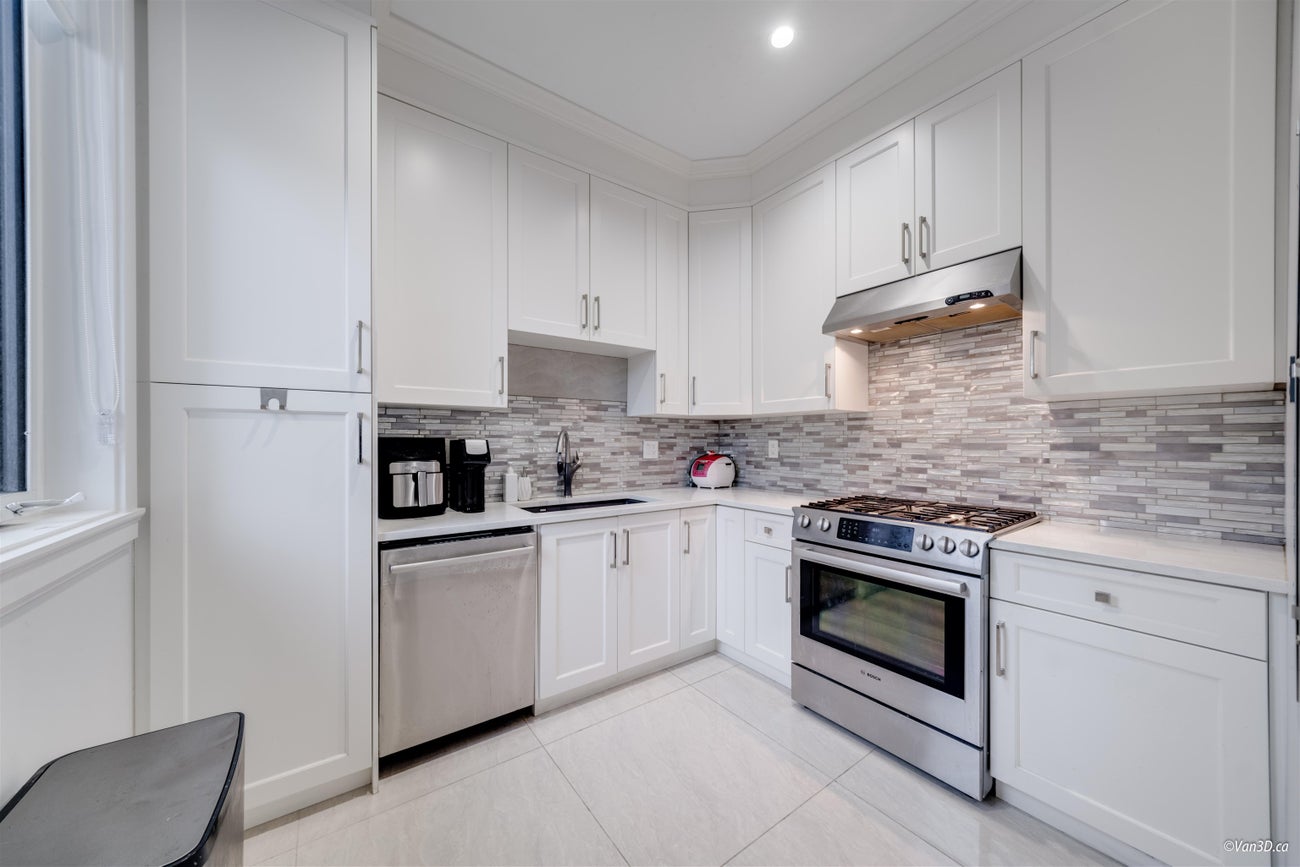 656 Blue Mountain Street - Coquitlam West Single Family Residence for Sale, 7 Bedrooms (R3034067)# - 12