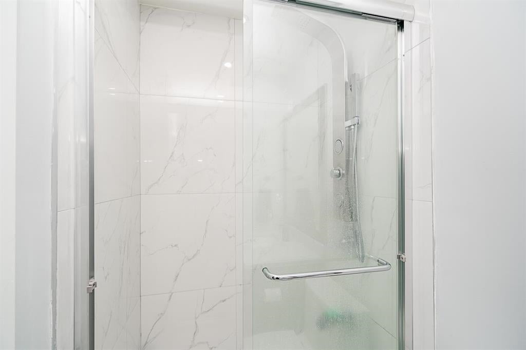 353 Laurentian Crescent - Central Coquitlam Single Family Residence for Sale, 6 Bedrooms (R3040544)# - 15