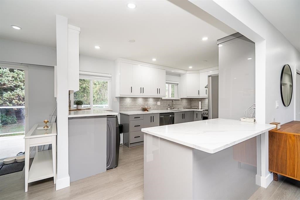 353 Laurentian Crescent - Central Coquitlam Single Family Residence for Sale, 6 Bedrooms (R3040544)# - 7