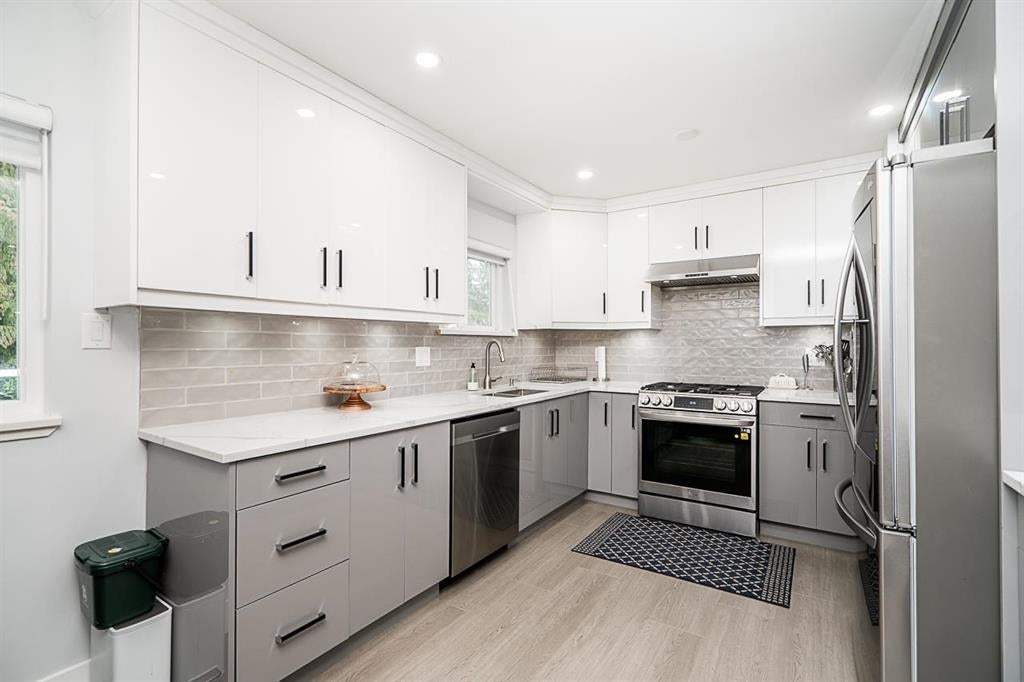 353 Laurentian Crescent - Central Coquitlam Single Family Residence for Sale, 6 Bedrooms (R3040544)# - 8