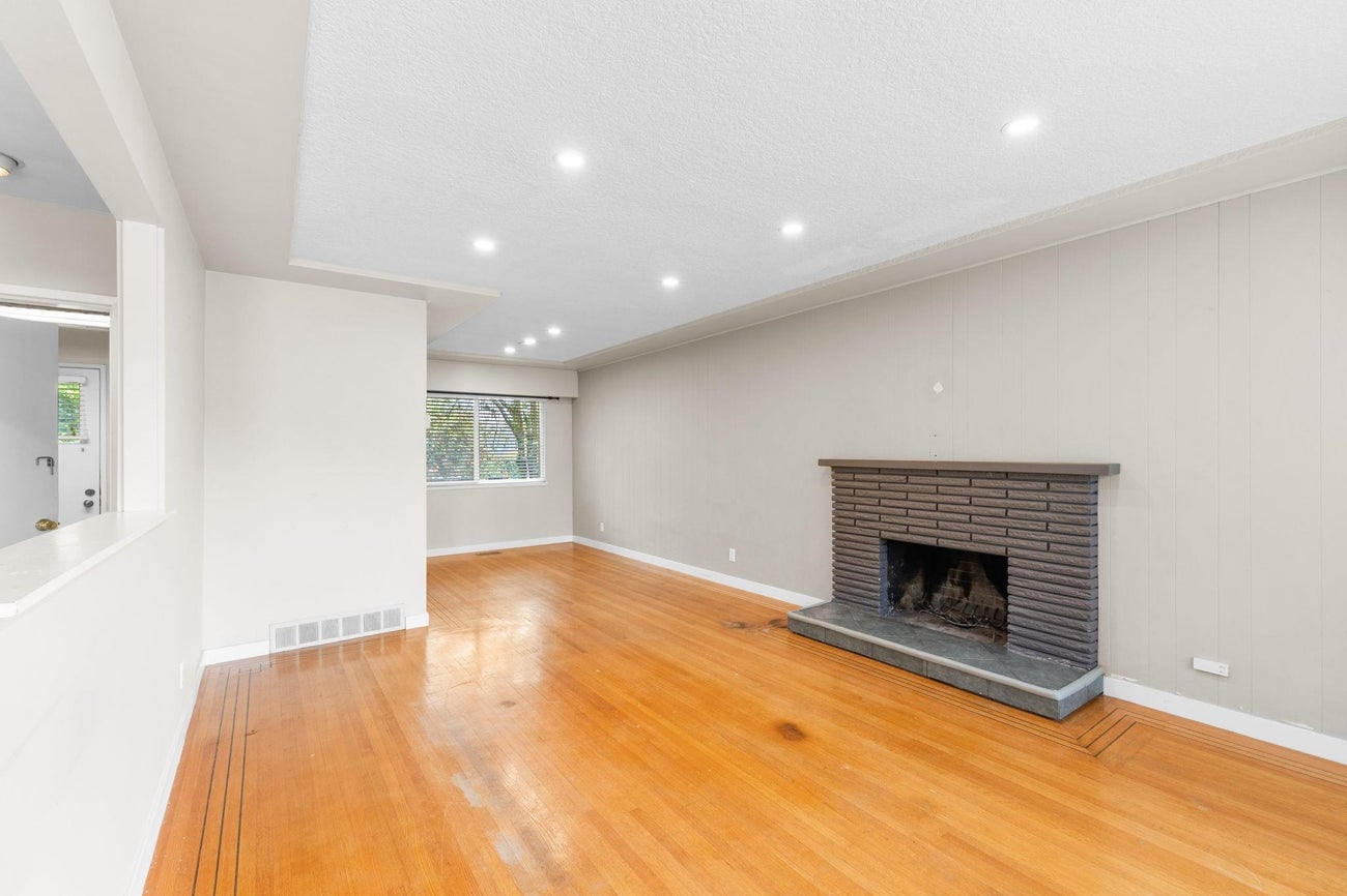 695 Newport Street - Central Coquitlam Single Family Residence for Sale, 4 Bedrooms (R3043379)# - 3