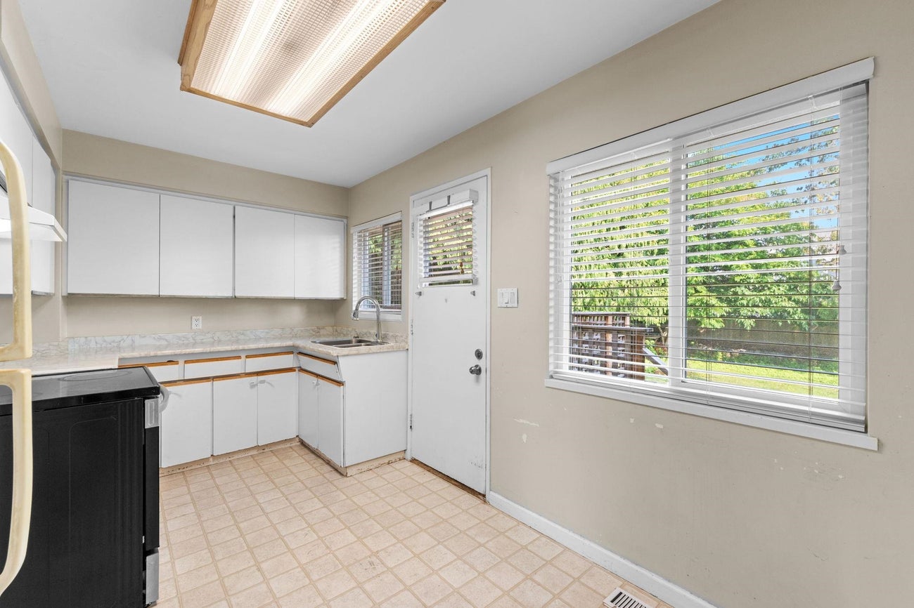 695 Newport Street - Central Coquitlam Single Family Residence for Sale, 4 Bedrooms (R3043379) #8