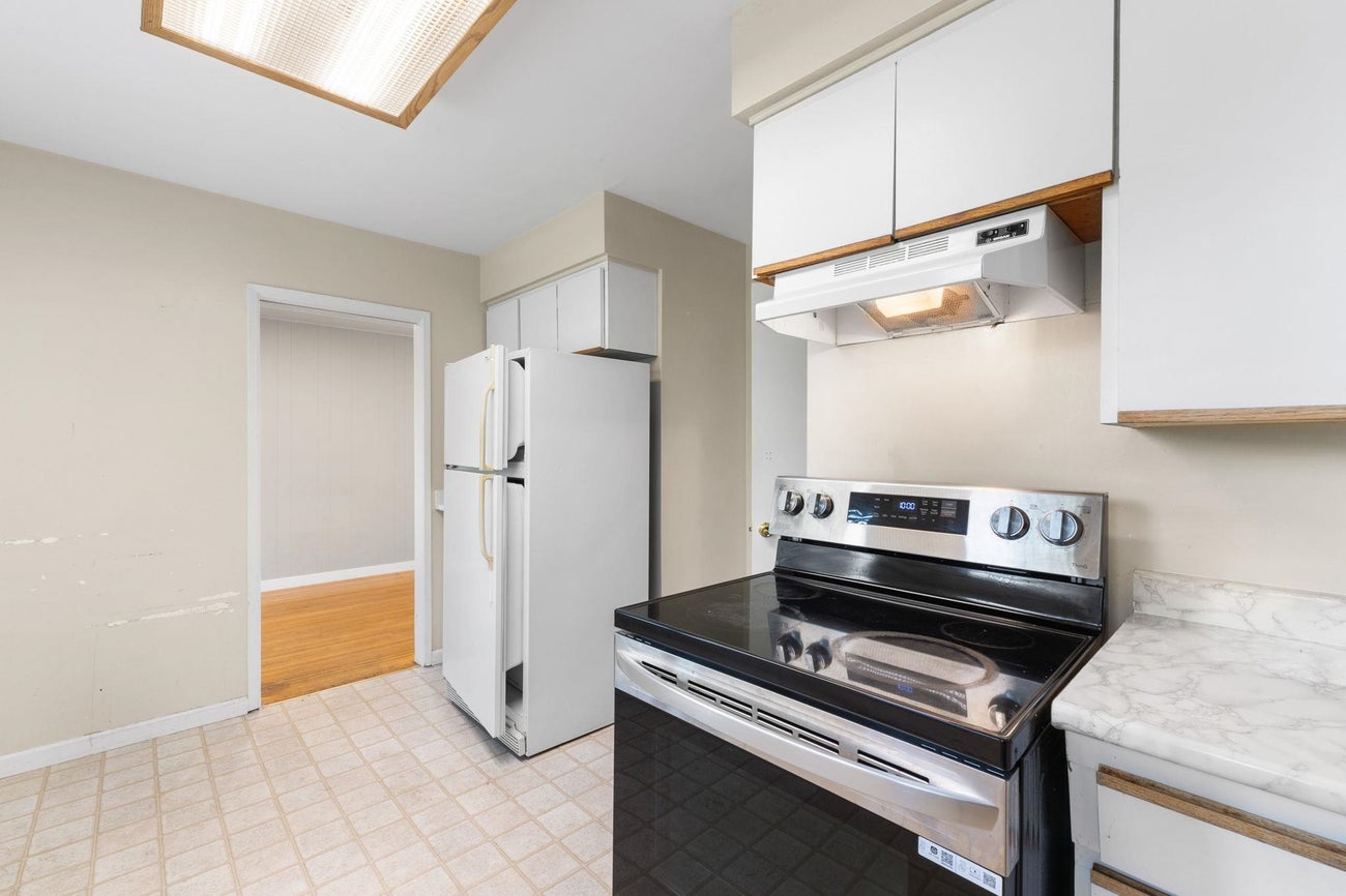 695 Newport Street - Central Coquitlam Single Family Residence for Sale, 4 Bedrooms (R3043379) #9