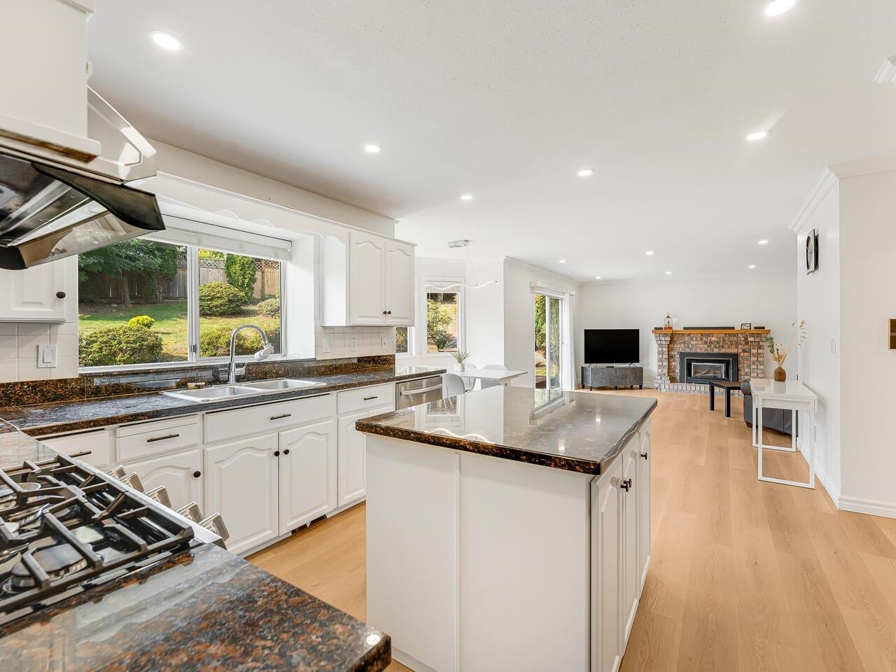 736 Clearwater Way - Coquitlam East Single Family Residence for Sale, 6 Bedrooms (R3044713) #13