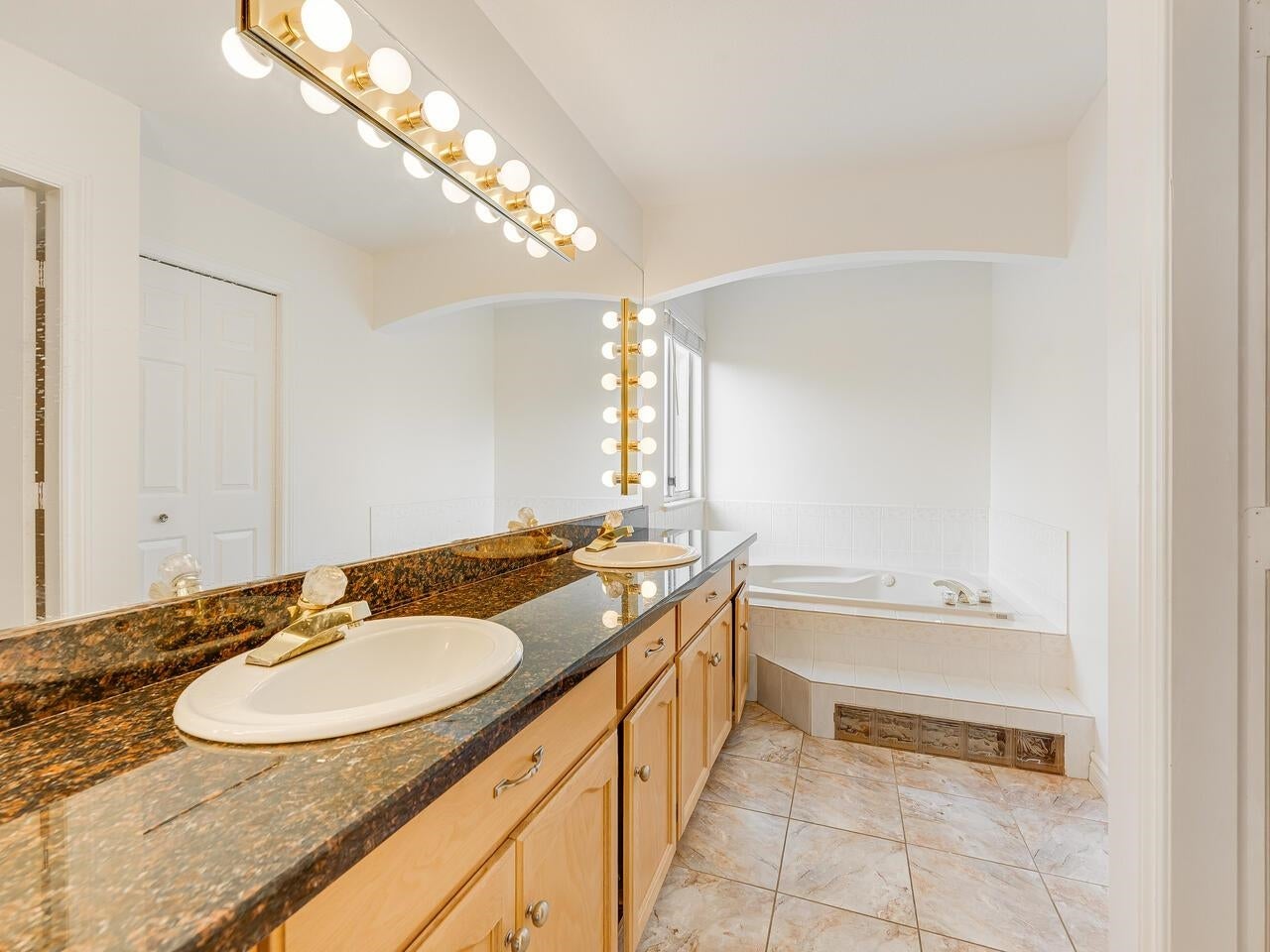 736 Clearwater Way - Coquitlam East Single Family Residence for Sale, 6 Bedrooms (R3044713) #26
