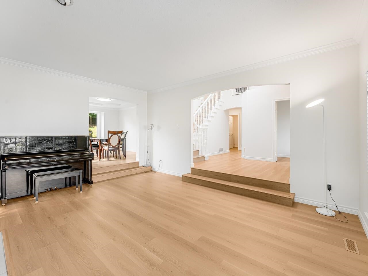 736 Clearwater Way - Coquitlam East Single Family Residence for Sale, 6 Bedrooms (R3044713)# - 6