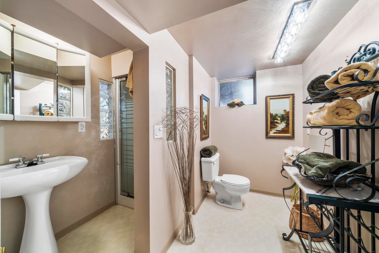 605 Victor Street - Coquitlam West Single Family Residence for Sale, 4 Bedrooms (R3048340)# - 16