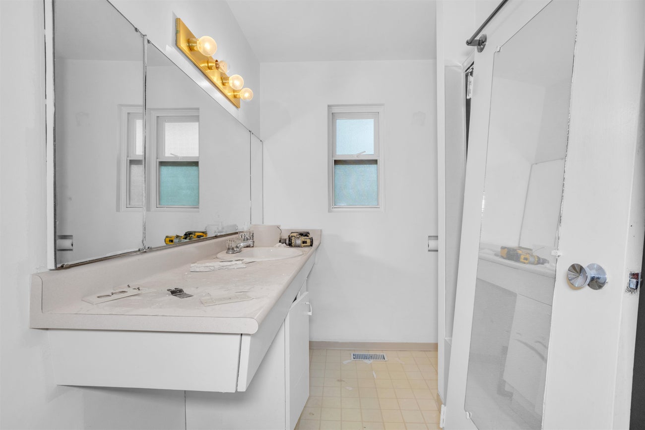 692 Blue Mountain Street - Coquitlam West Single Family Residence for Sale, 3 Bedrooms (R3049159)# - 13