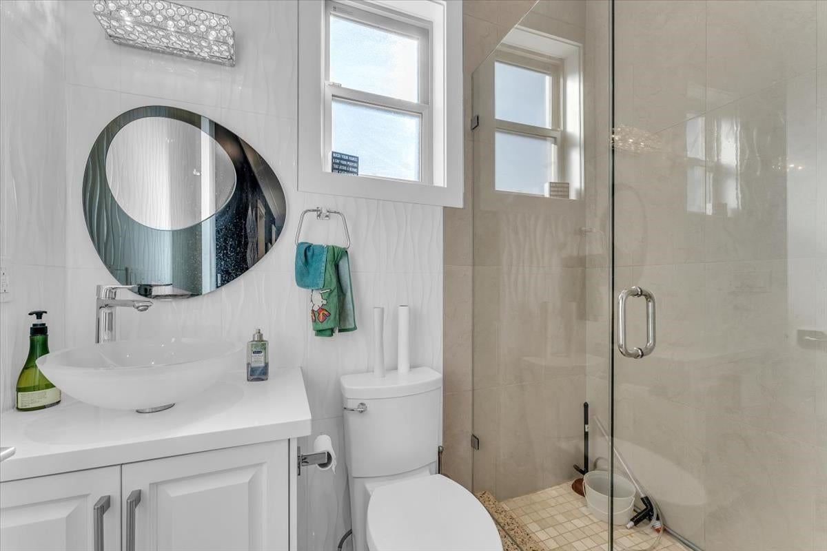 2268 Latimer Avenue - Central Coquitlam Single Family Residence for Sale, 7 Bedrooms (R3050699)# - 15