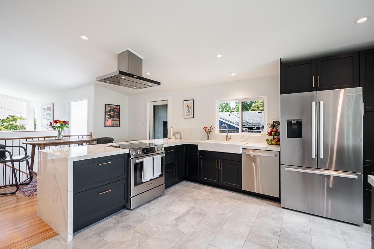 1723 Hammond Avenue - Central Coquitlam Single Family Residence for Sale, 5 Bedrooms (R3051213) #2