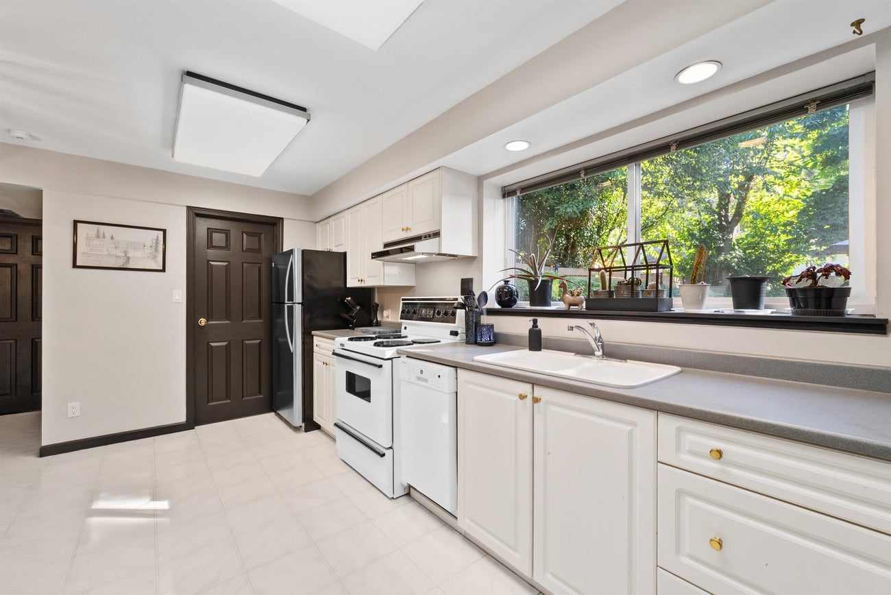 2560 Haversley Avenue - Coquitlam East Single Family Residence for Sale, 4 Bedrooms (R3051661)# - 23