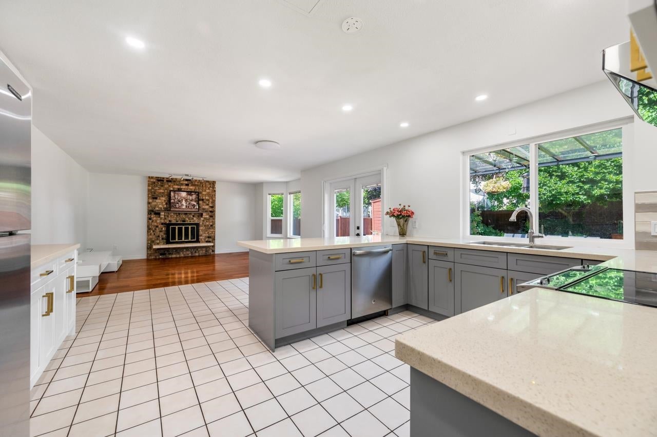 2507 Ashurst Avenue - Coquitlam East Single Family Residence for Sale, 7 Bedrooms (R3052279)# - 10