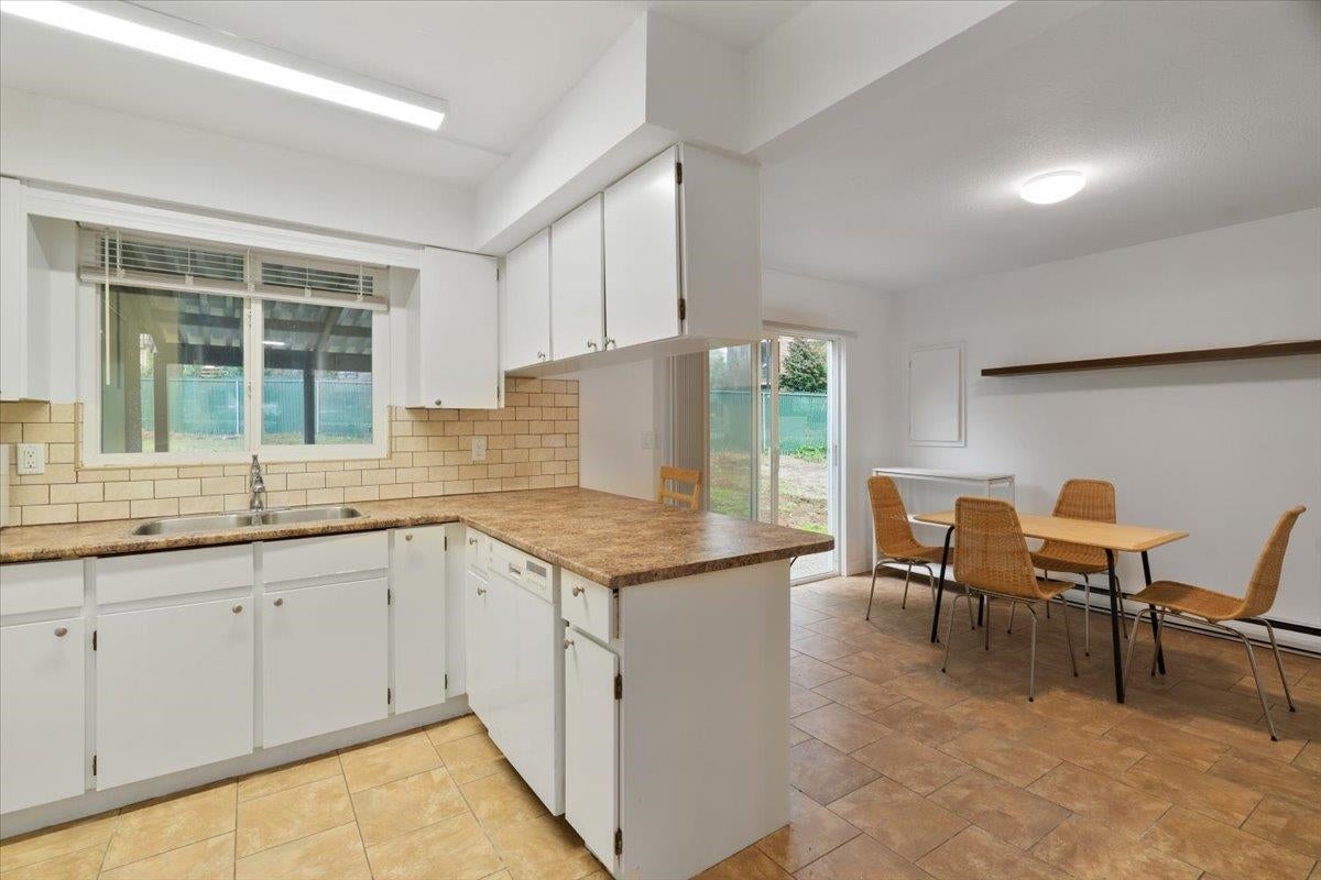 663-665 Harrison Avenue - Coquitlam West Single Family Residence for Sale, 7 Bedrooms (R3055622)# - 12