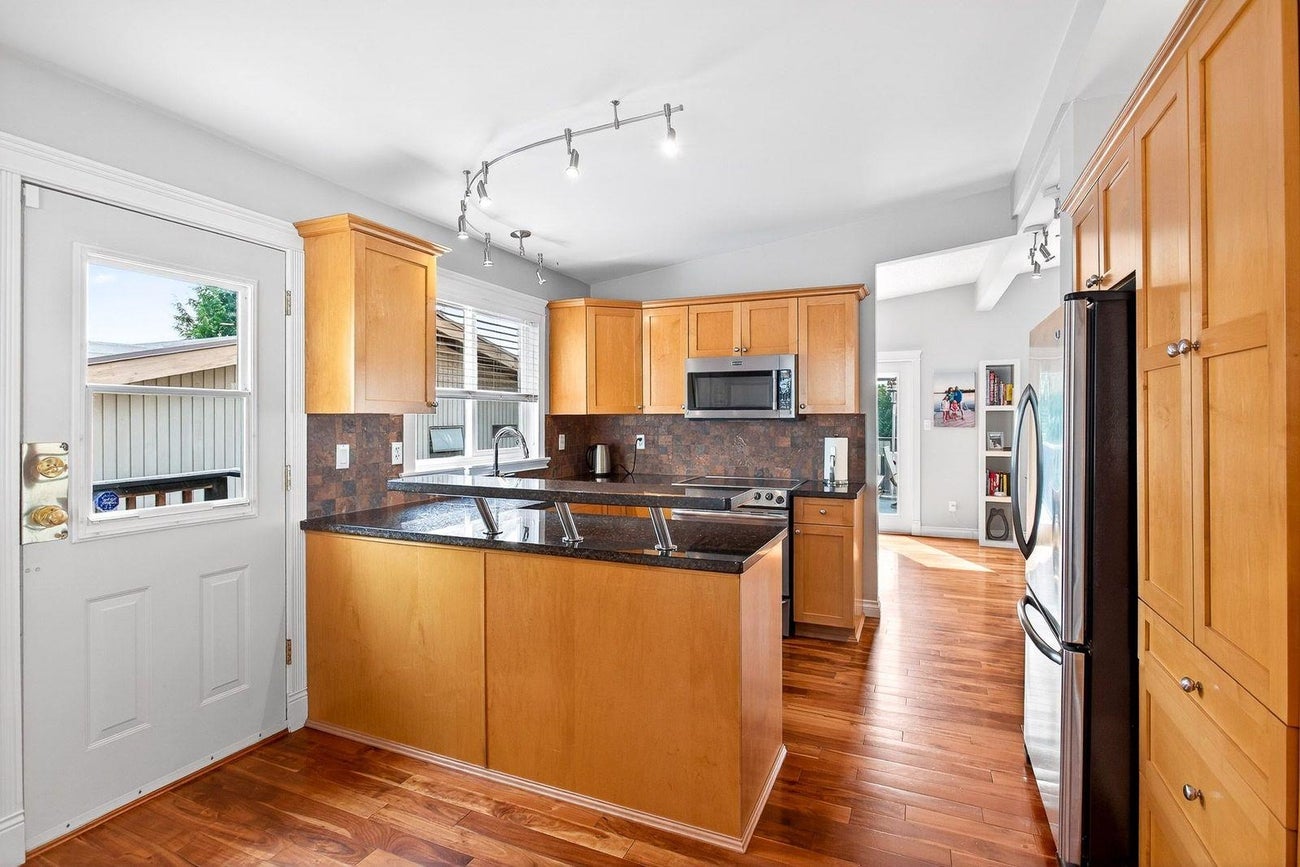 320 Dartmoor Drive - Coquitlam East Single Family Residence for Sale, 4 Bedrooms (R3058395)# - 10