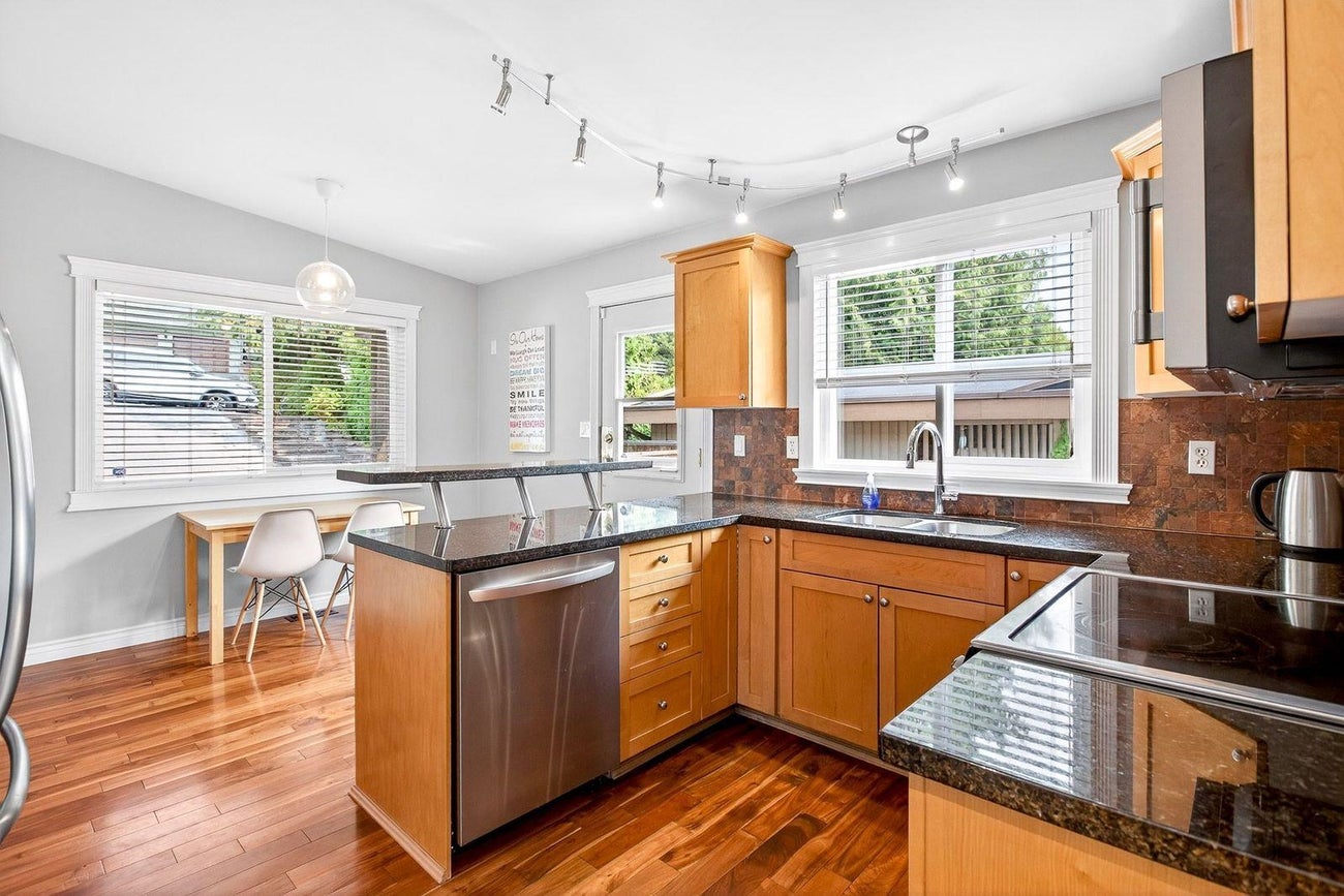 320 Dartmoor Drive - Coquitlam East Single Family Residence for Sale, 4 Bedrooms (R3058395)# - 8