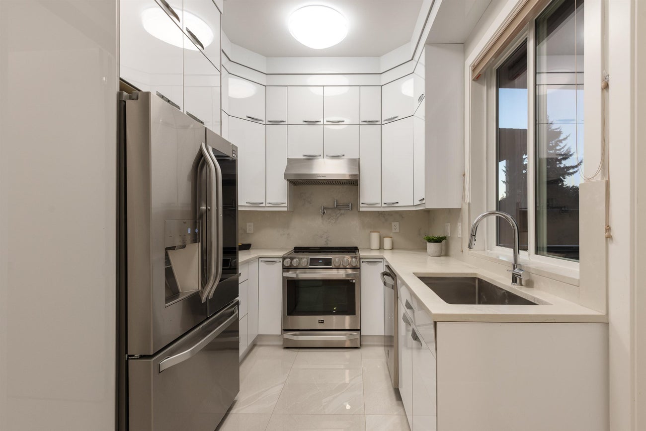 1211 Foster Avenue - Central Coquitlam Single Family Residence for Sale, 8 Bedrooms (R3059653)# - 13