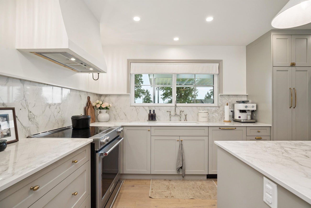 2250 Gale Avenue - Central Coquitlam Single Family Residence for Sale, 5 Bedrooms (R3060929)# - 10