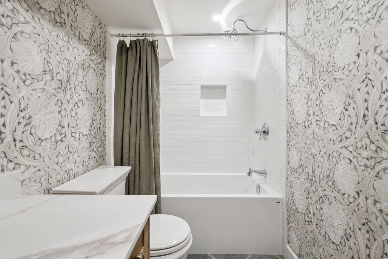 2250 Gale Avenue - Central Coquitlam Single Family Residence for Sale, 5 Bedrooms (R3060929)# - 22