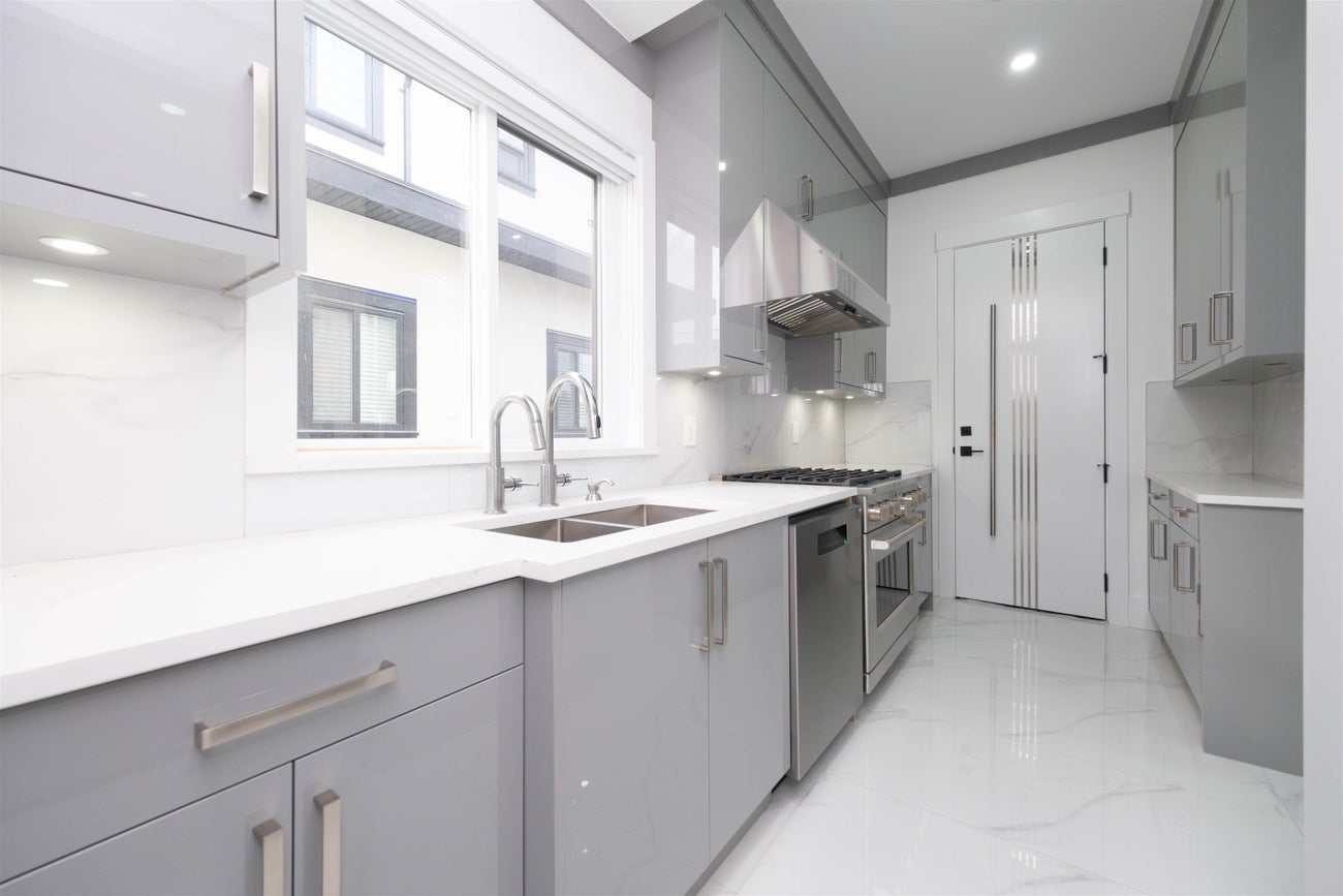 1100 Como Lake Avenue - Central Coquitlam Single Family Residence for Sale, 10 Bedrooms (R3061573)# - 12