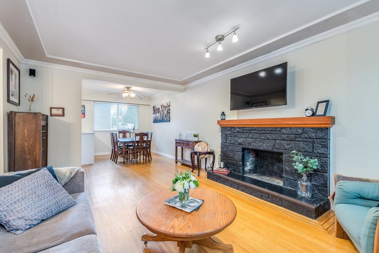 2075 Austin Avenue - Central Coquitlam Single Family Residence for Sale, 5 Bedrooms (R3062101)# - 5