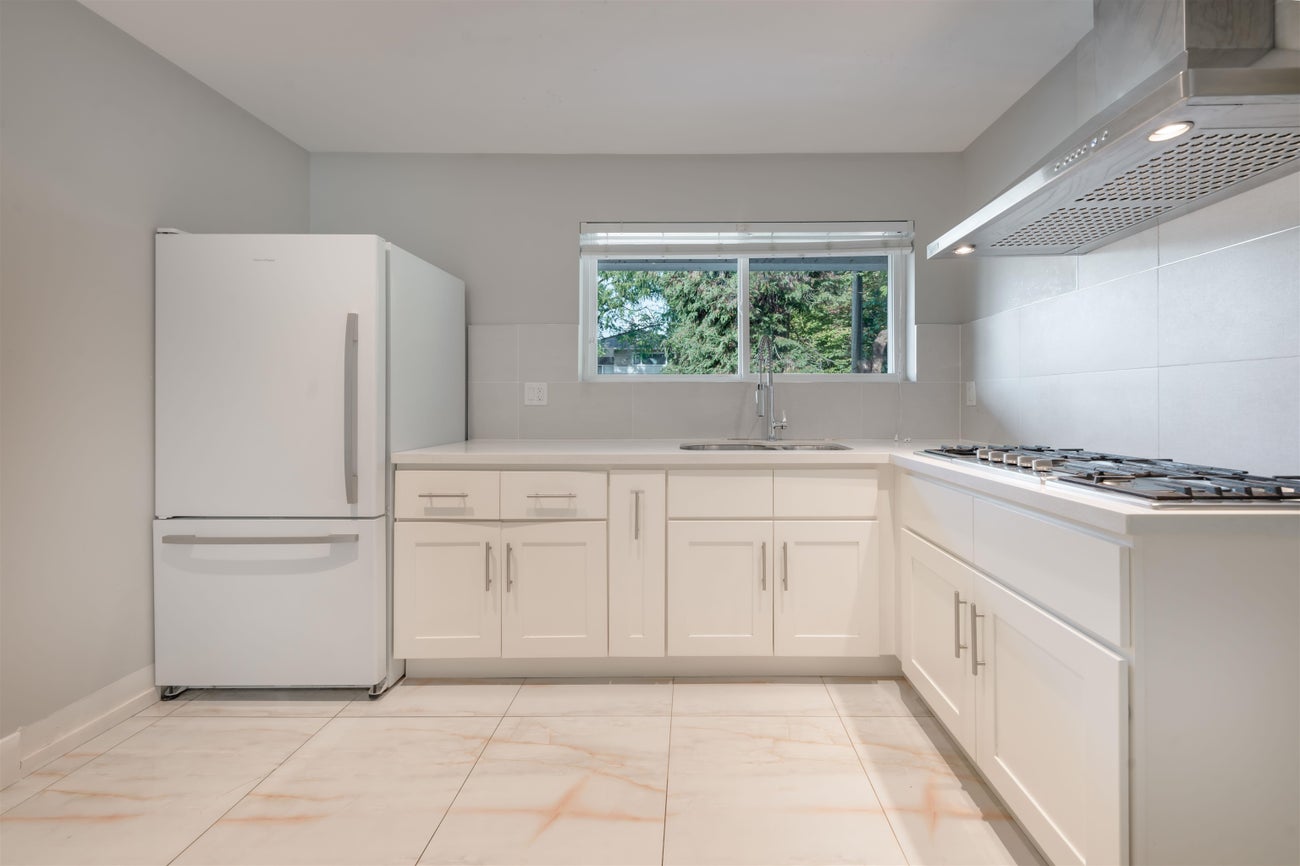 559 Bosworth Street - Coquitlam West Single Family Residence for Sale, 6 Bedrooms (R3064348)# - 8