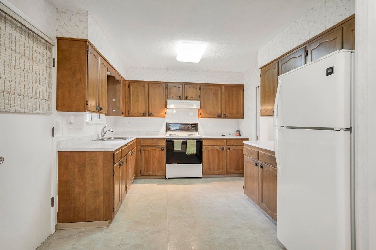 1350 Grover Avenue - Central Coquitlam Single Family Residence for Sale, 4 Bedrooms (R3066686)# - 9