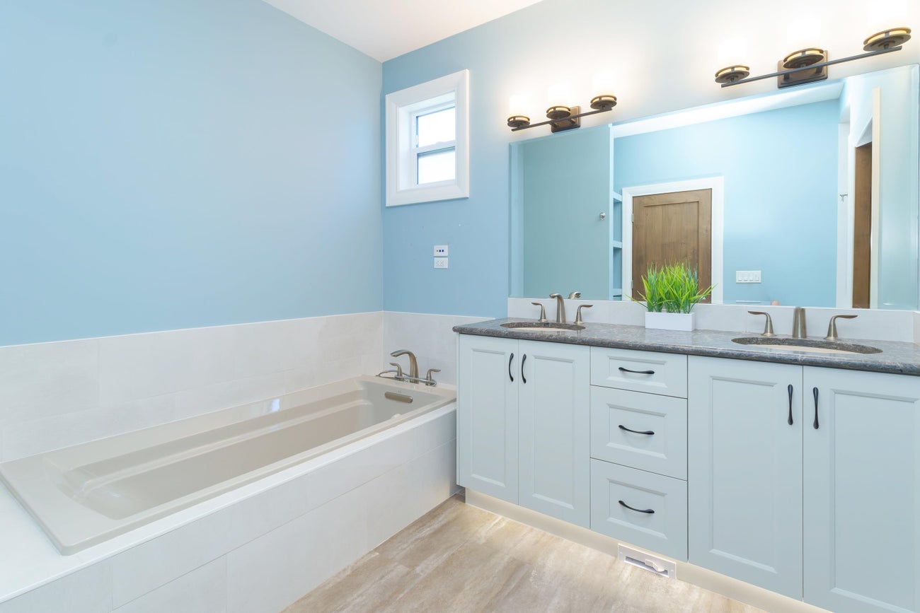 1055 Charland Avenue - Central Coquitlam Single Family Residence for Sale, 8 Bedrooms (R3067994)# - 15