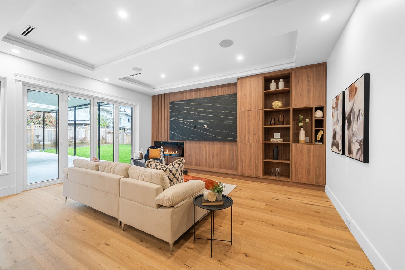 687 Poplar Street - Central Coquitlam Single Family Residence for Sale, 7 Bedrooms (R3068341)# - 15