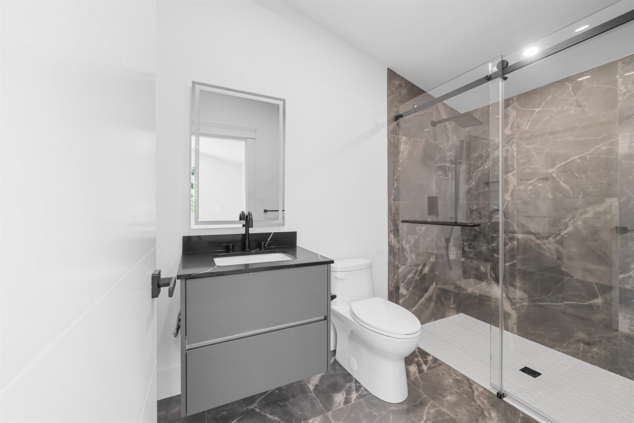 687 Poplar Street - Central Coquitlam Single Family Residence for Sale, 7 Bedrooms (R3068341)# - 29