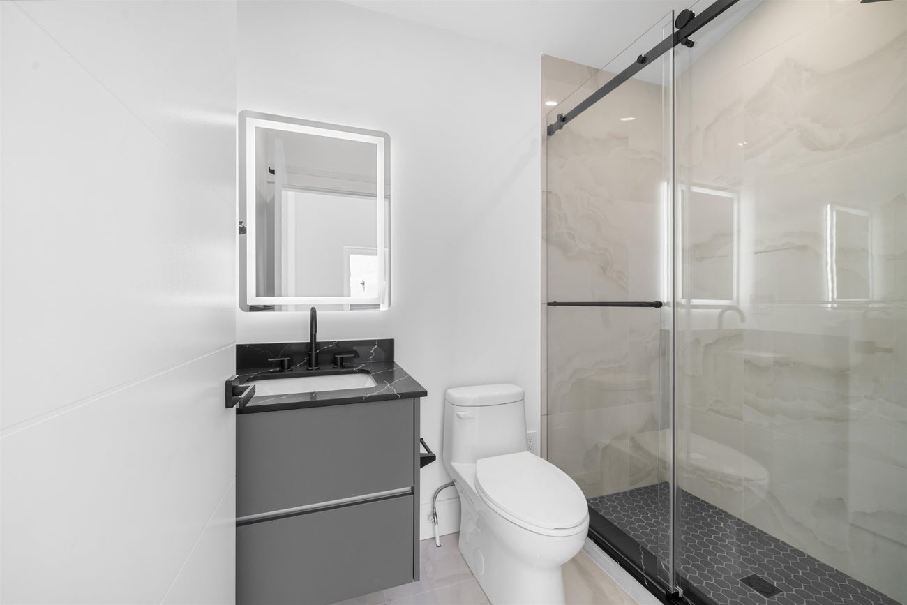 687 Poplar Street - Central Coquitlam Single Family Residence for Sale, 7 Bedrooms (R3068341)# - 30