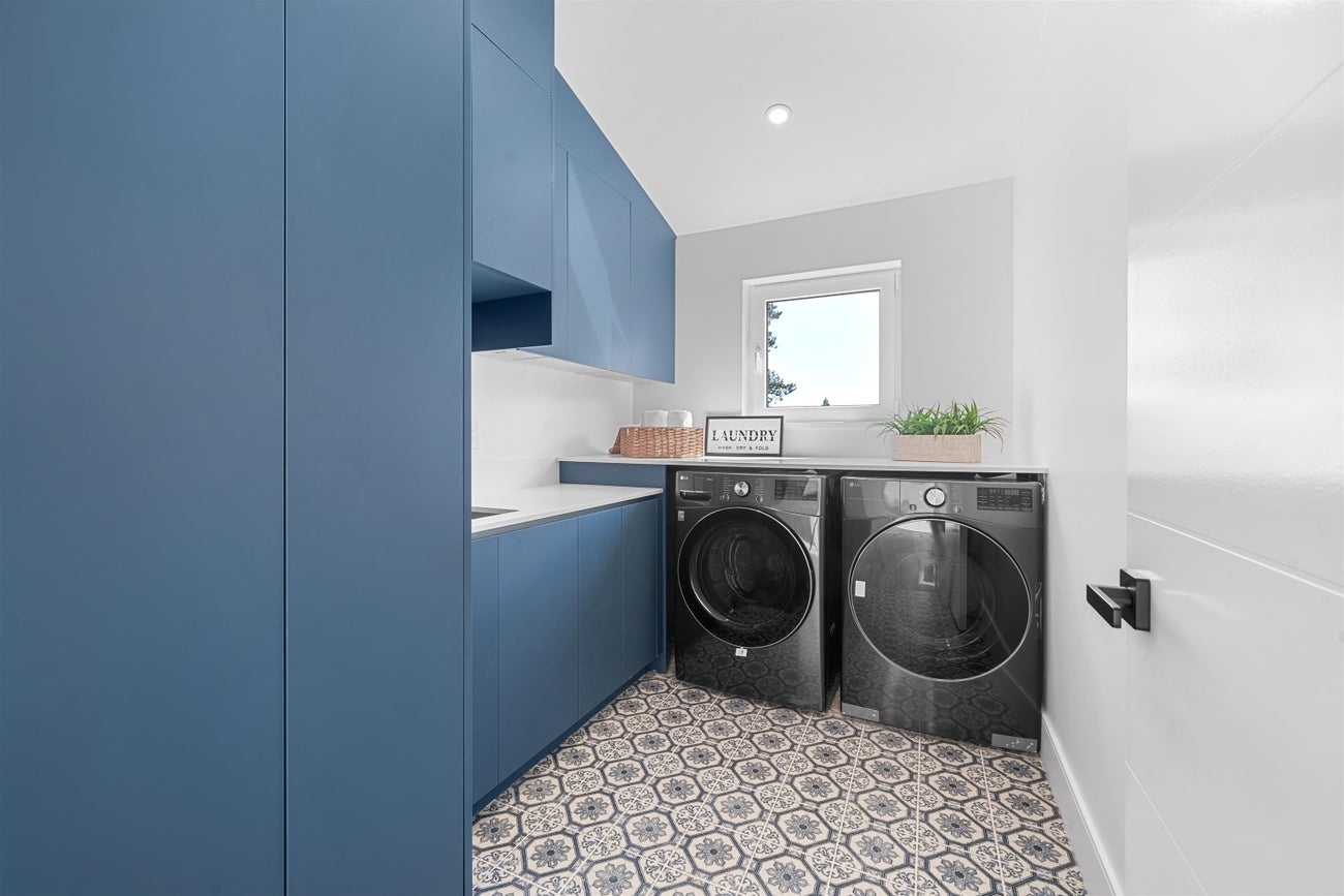 687 Poplar Street - Central Coquitlam Single Family Residence for Sale, 7 Bedrooms (R3068341)# - 33