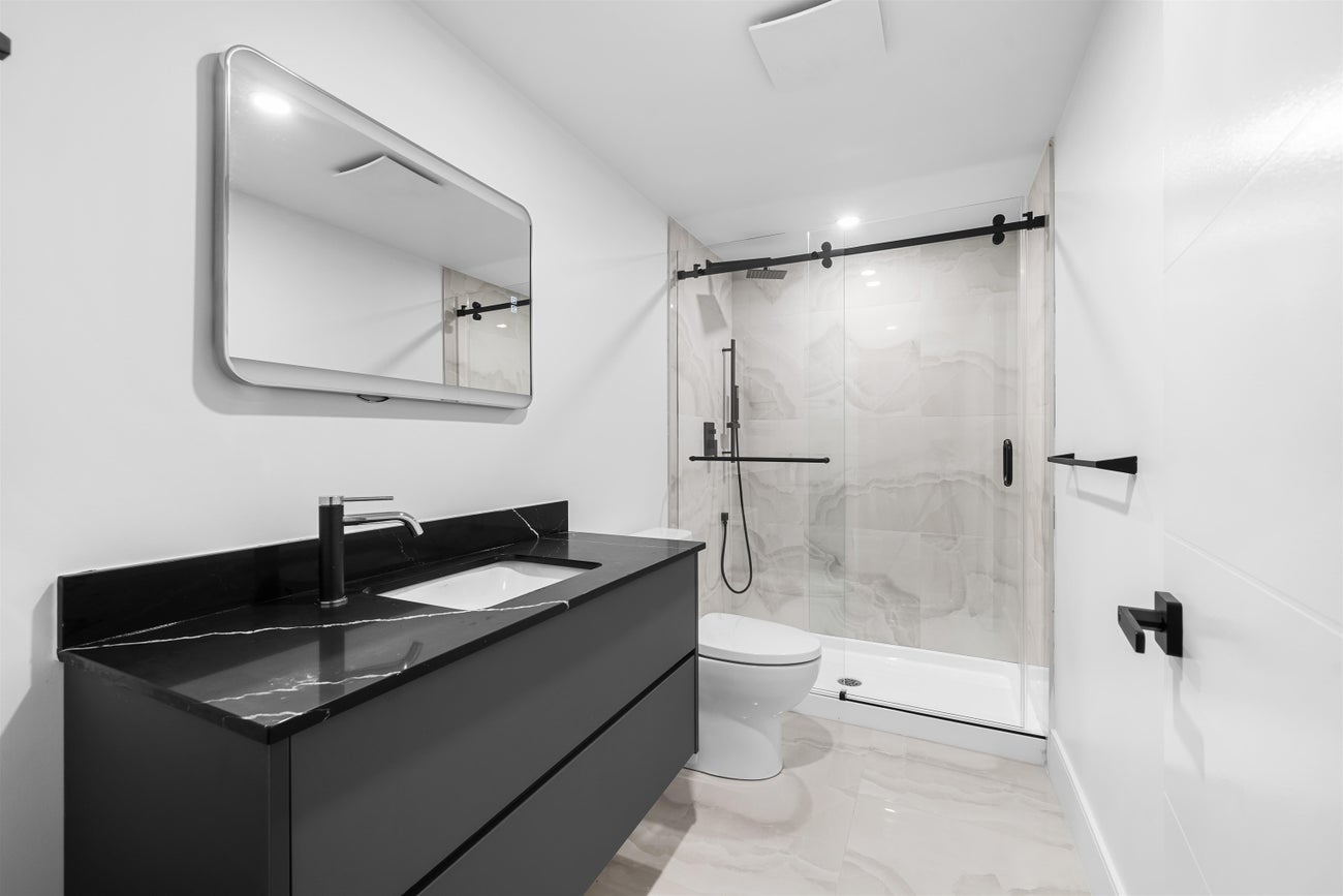 687 Poplar Street - Central Coquitlam Single Family Residence for Sale, 7 Bedrooms (R3068341)# - 38