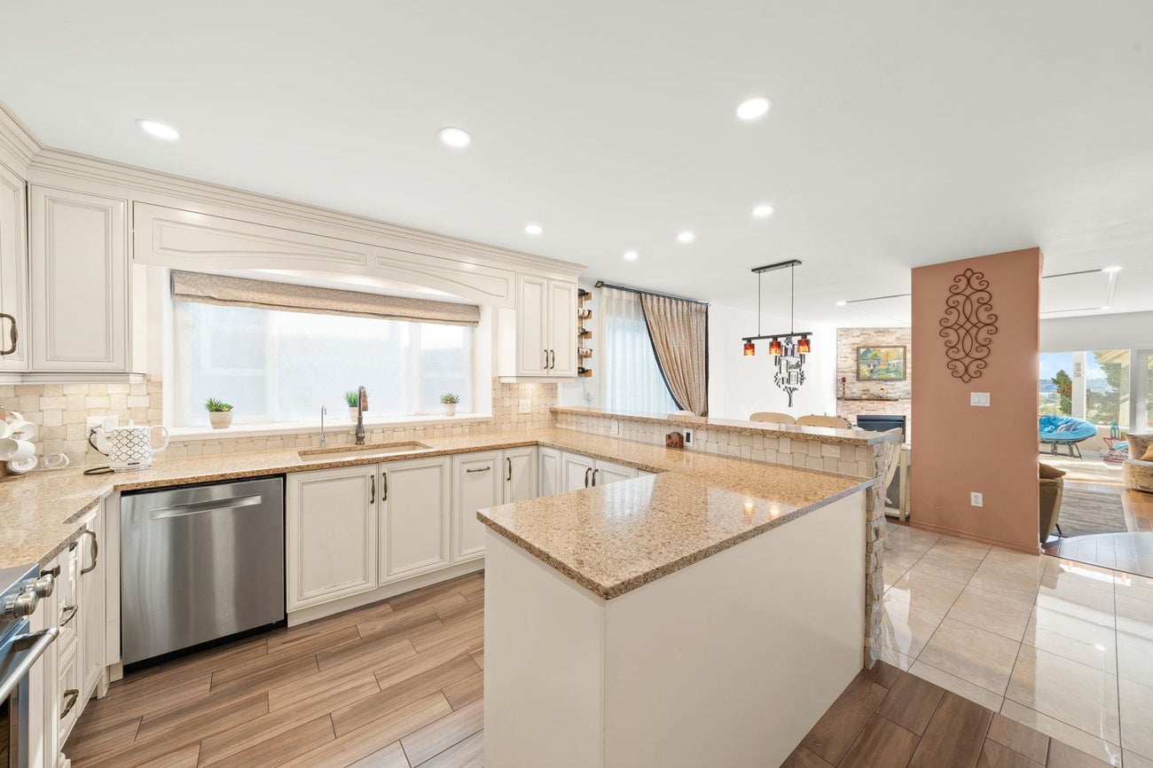 2258 Sorrento Drive - Coquitlam East Single Family Residence for Sale, 6 Bedrooms (R3070195)# - 12