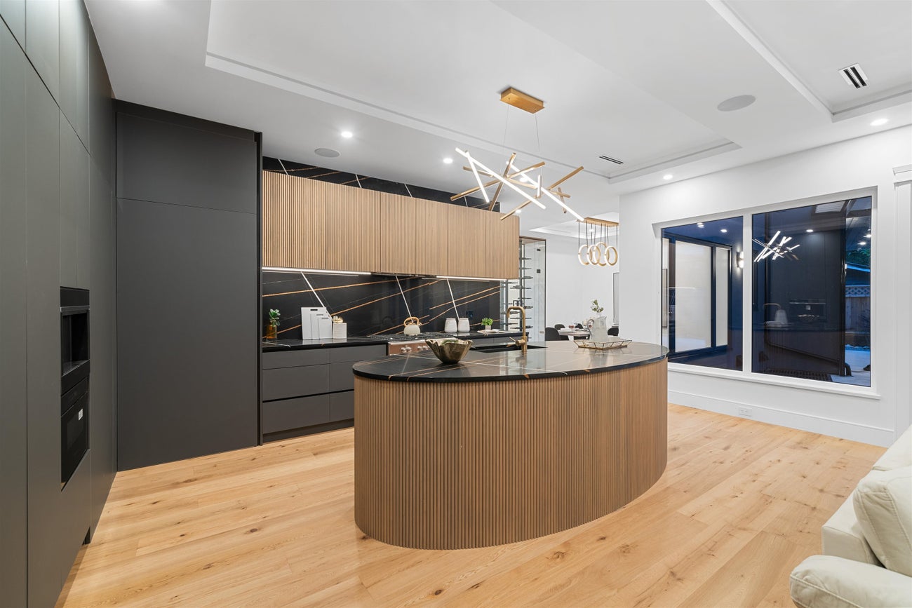 687 Poplar Street - Central Coquitlam Single Family Residence for Sale, 7 Bedrooms (R3075158)# - 12