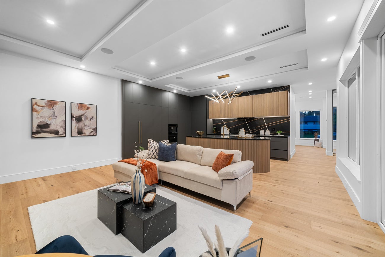 687 Poplar Street - Central Coquitlam Single Family Residence for Sale, 7 Bedrooms (R3075158)# - 16