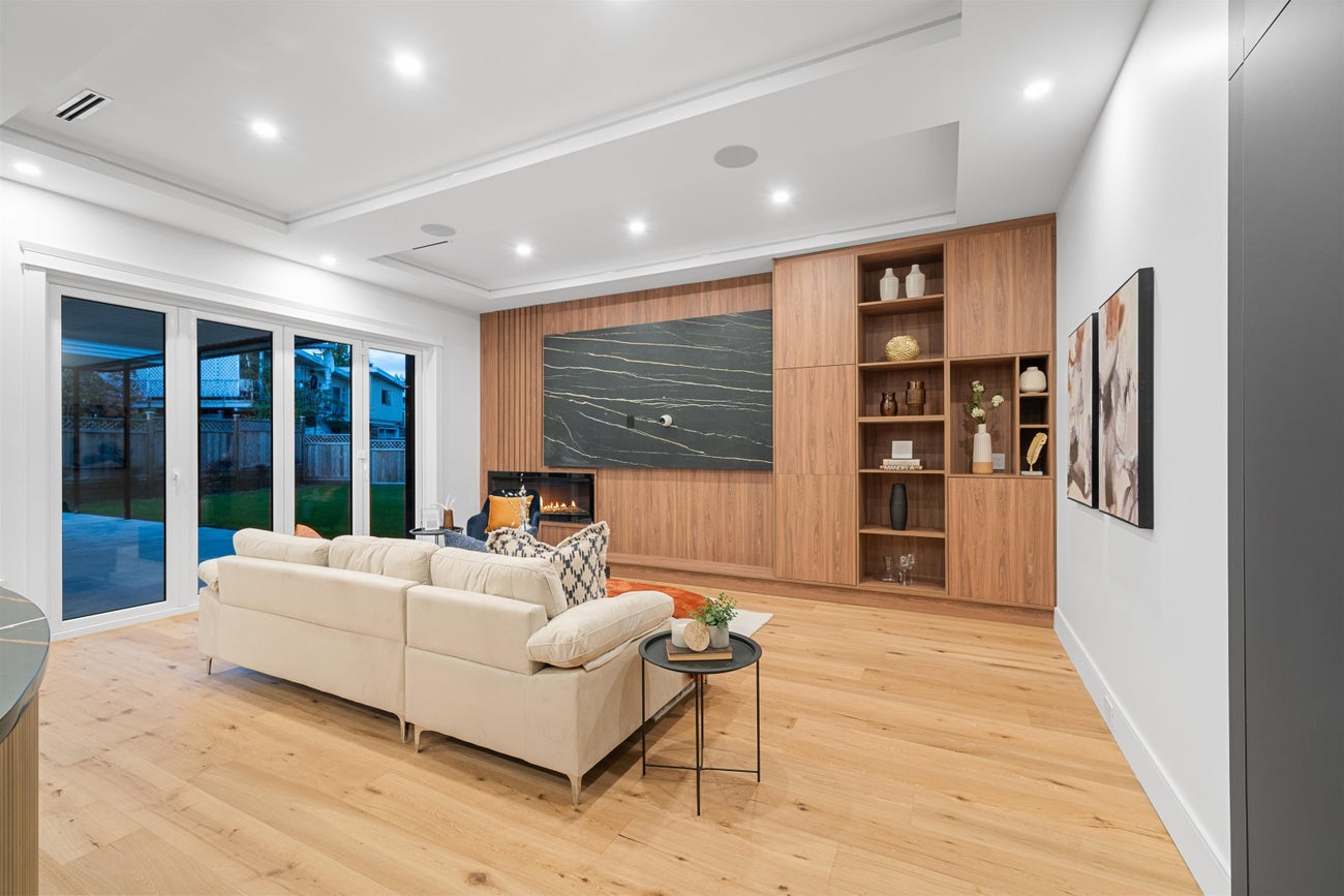 687 Poplar Street - Central Coquitlam Single Family Residence for Sale, 7 Bedrooms (R3075158)# - 17