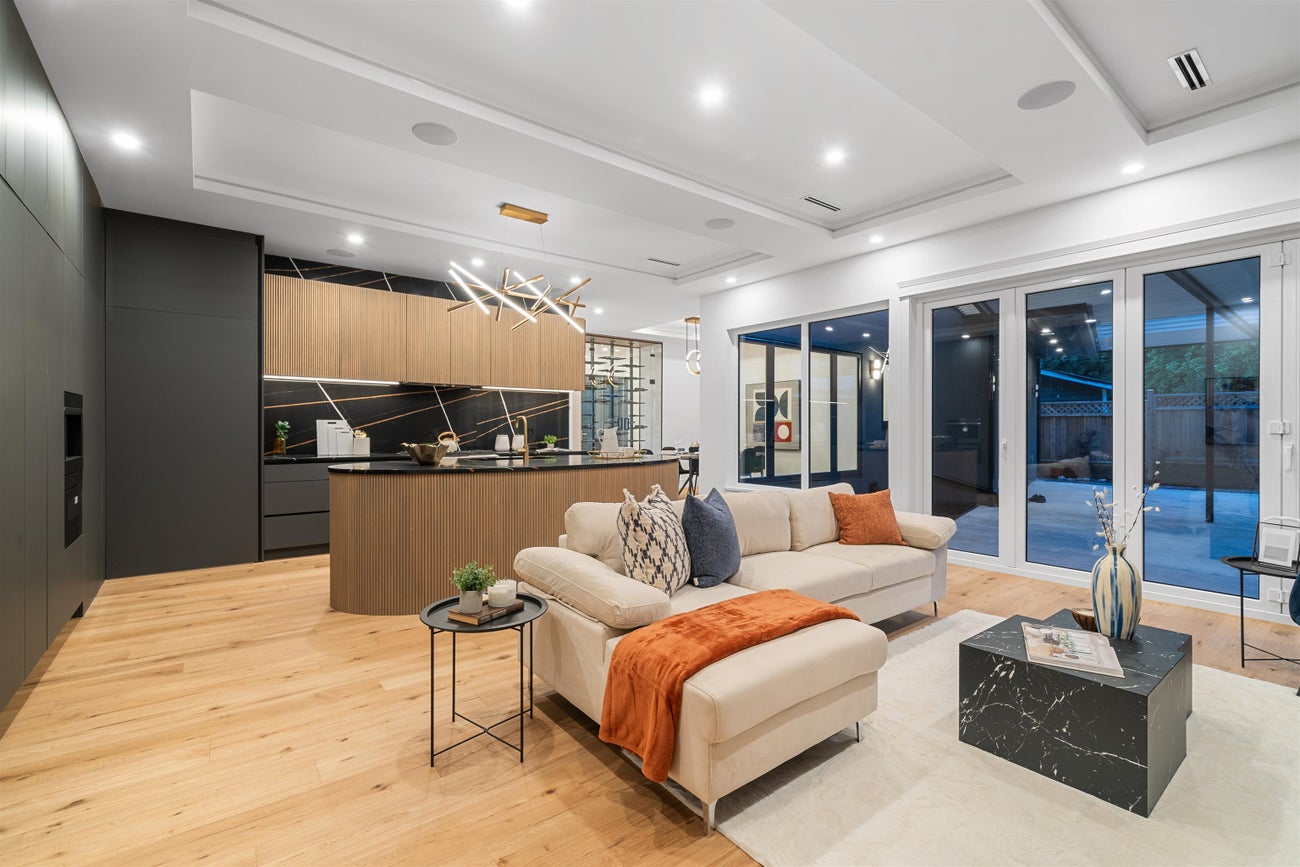 687 Poplar Street - Central Coquitlam Single Family Residence for Sale, 7 Bedrooms (R3075158)# - 18