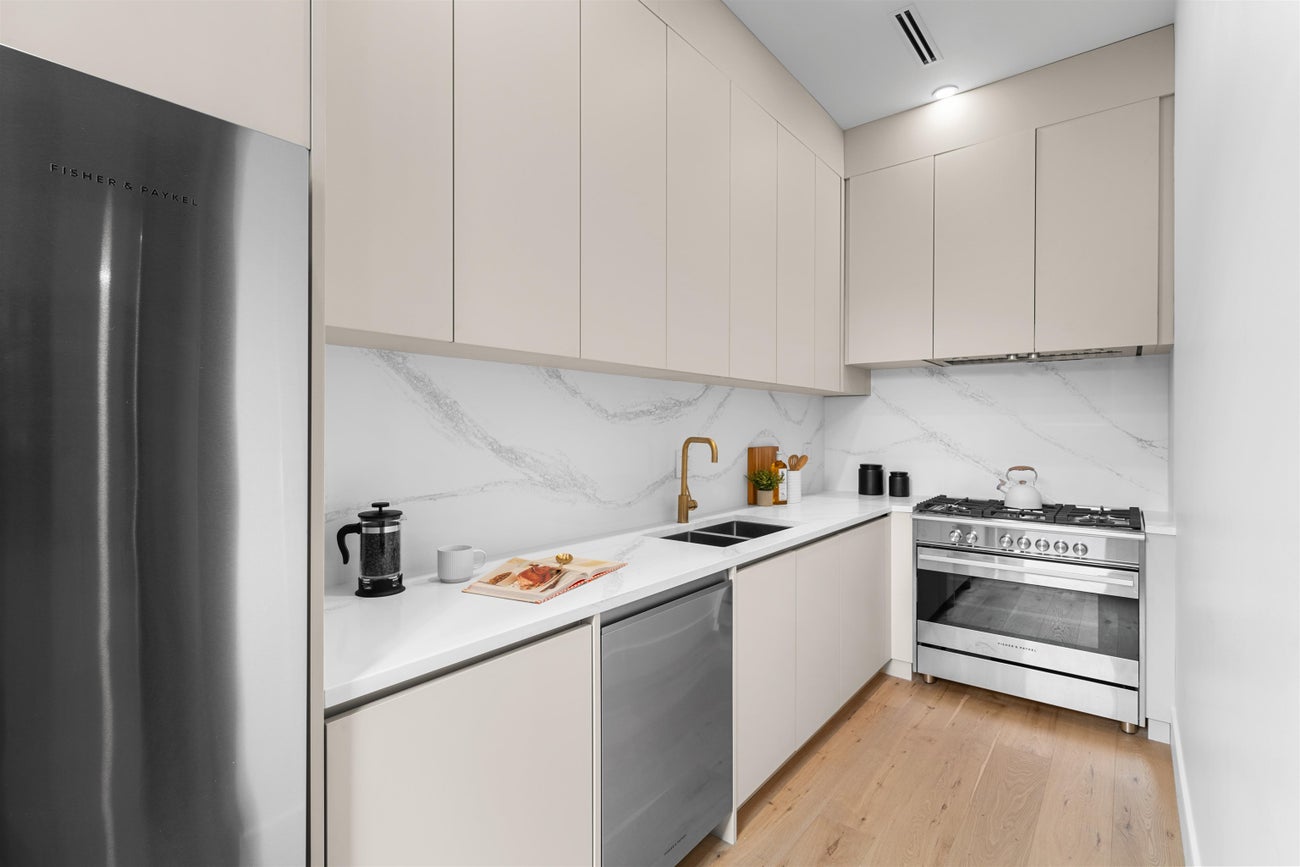 687 Poplar Street - Central Coquitlam Single Family Residence for Sale, 7 Bedrooms (R3075158)# - 19