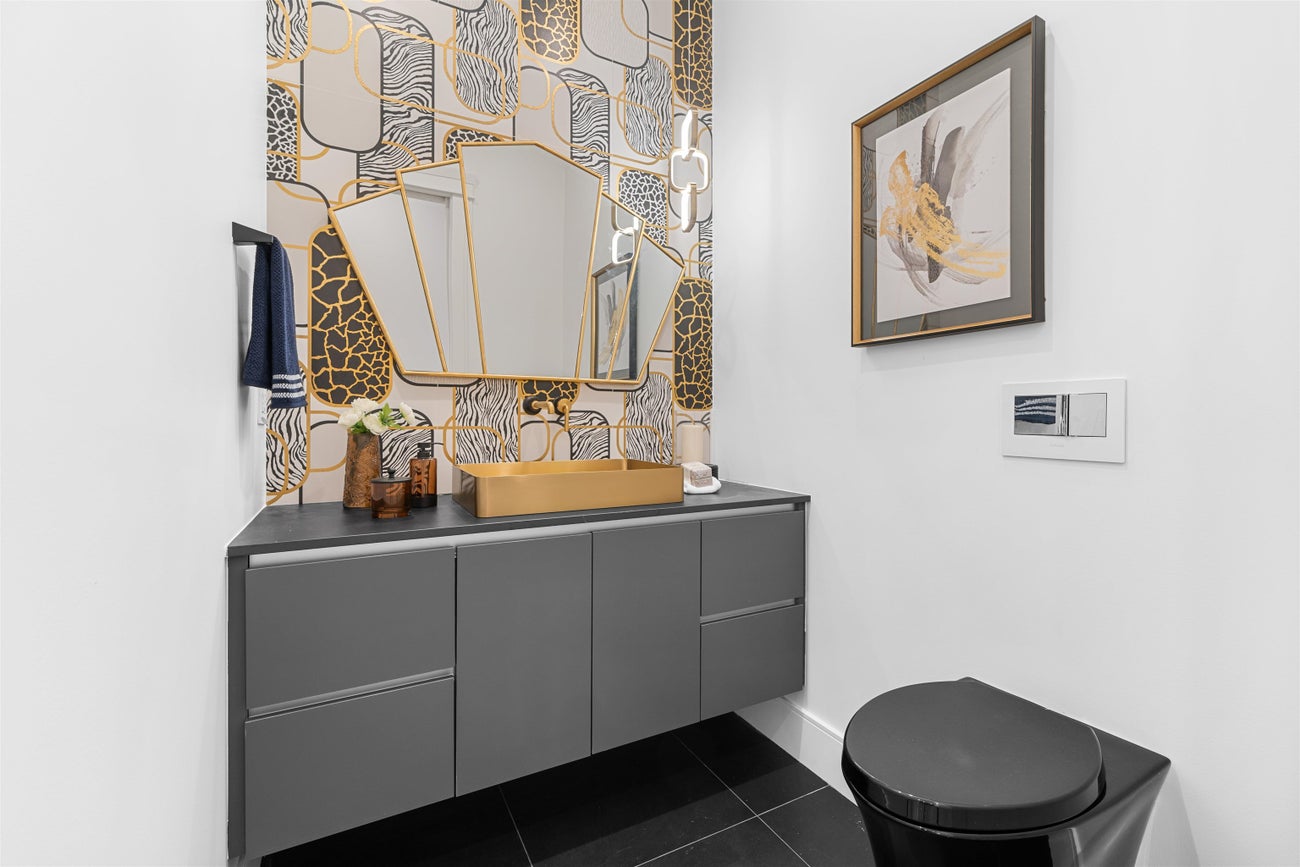 687 Poplar Street - Central Coquitlam Single Family Residence for Sale, 7 Bedrooms (R3075158)# - 20