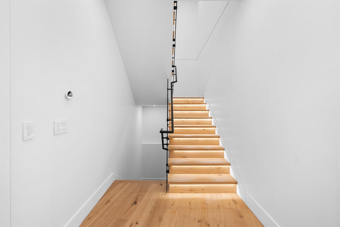 687 Poplar Street - Central Coquitlam Single Family Residence for Sale, 7 Bedrooms (R3075158)# - 22