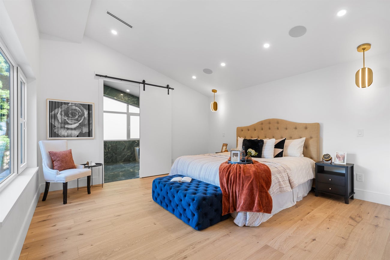 687 Poplar Street - Central Coquitlam Single Family Residence for Sale, 7 Bedrooms (R3075158)# - 23