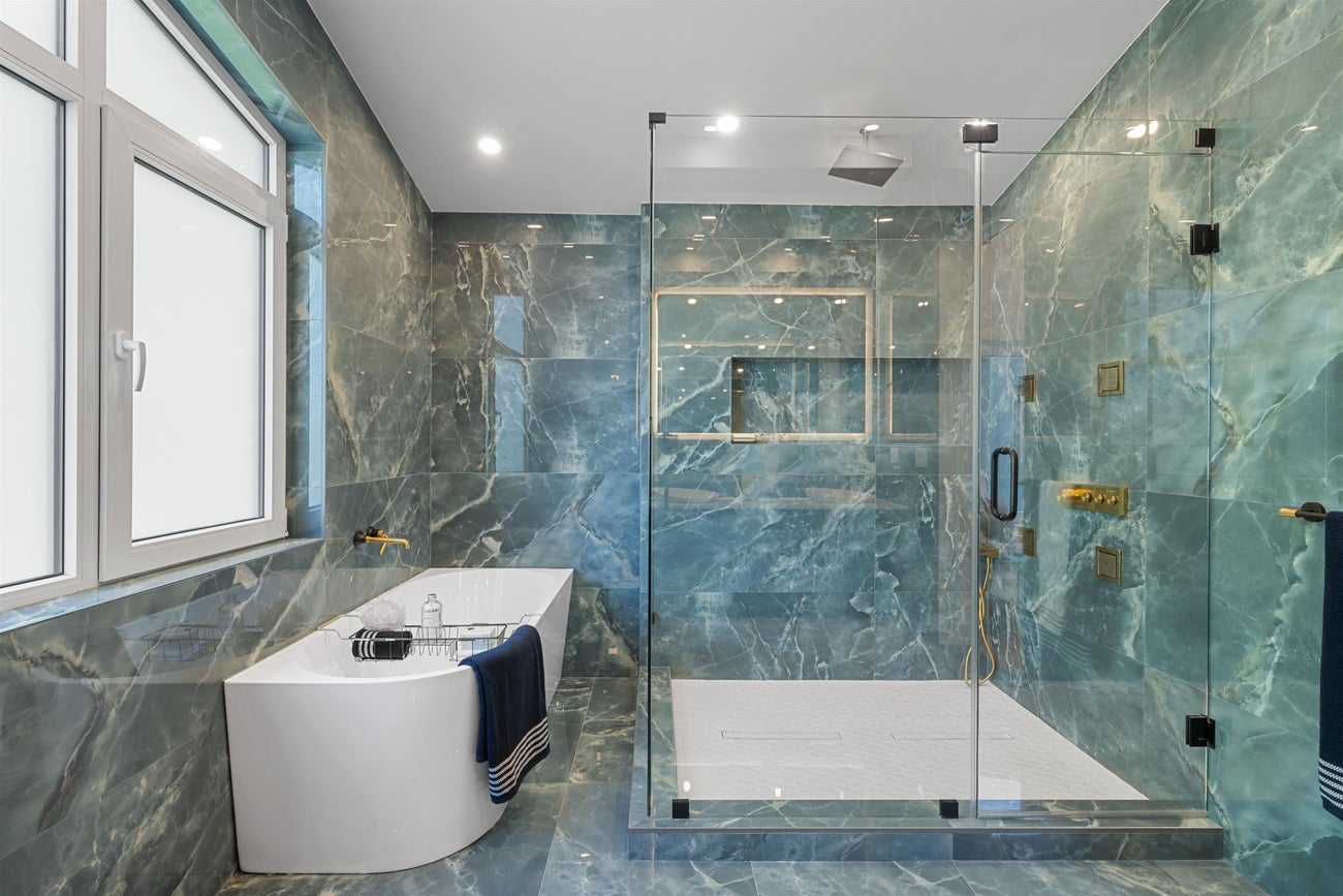 687 Poplar Street - Central Coquitlam Single Family Residence for Sale, 7 Bedrooms (R3075158)# - 25