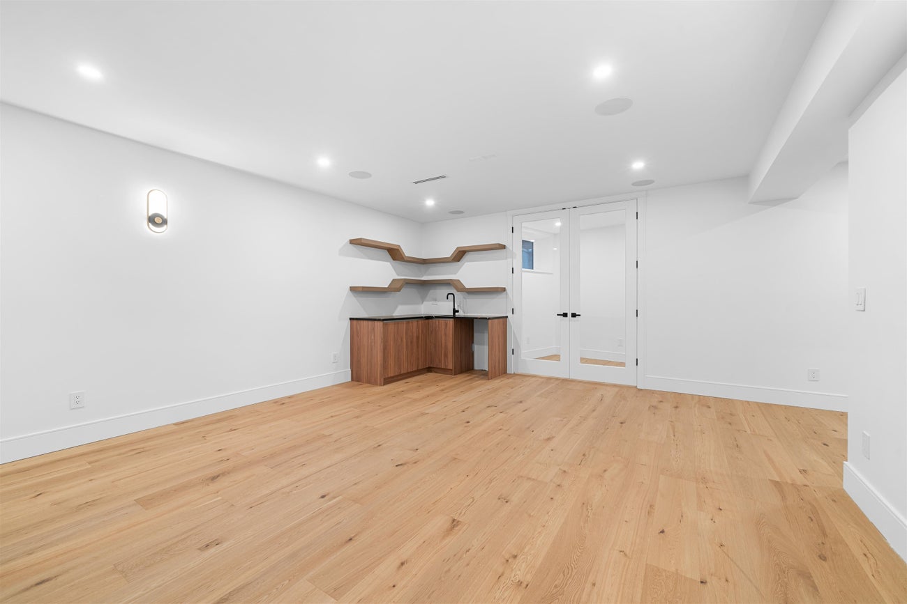 687 Poplar Street - Central Coquitlam Single Family Residence for Sale, 7 Bedrooms (R3075158)# - 36