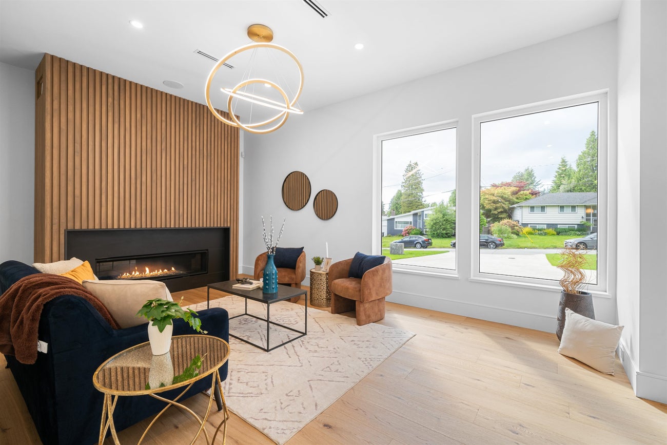 687 Poplar Street - Central Coquitlam Single Family Residence for Sale, 7 Bedrooms (R3075158)# - 7