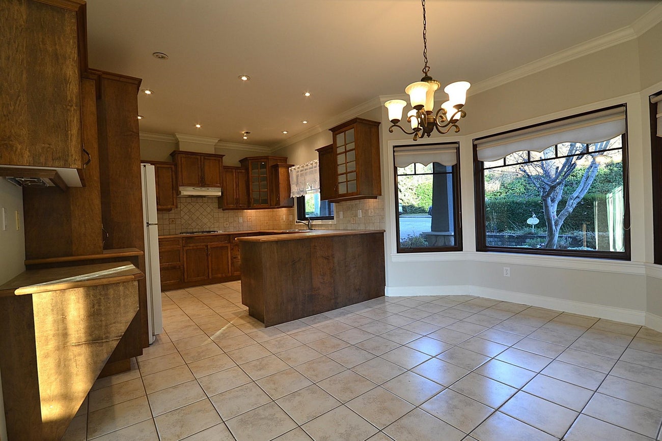 610 Robinson Street - Coquitlam West Single Family Residence for Sale, 6 Bedrooms (R3075266)# - 6